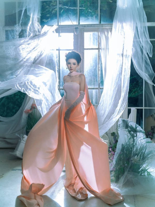 张予曦穿粉色抹胸裙又纯又欲。