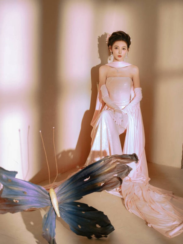 张予曦好似花仙子。