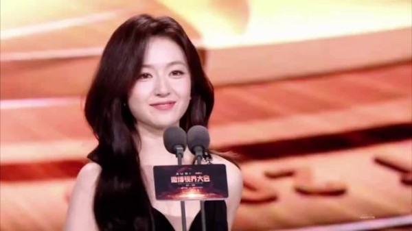 李兰迪获年度青云瞩目演员,颁奖感言诠释职业敬畏