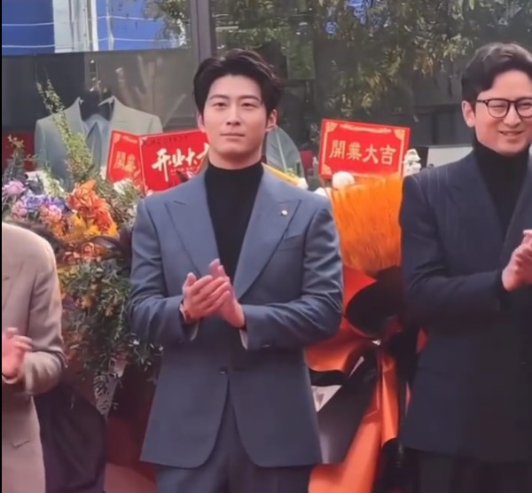 婚变传闻后窦骁首度公开露面，婚戒在灯光下亮眼