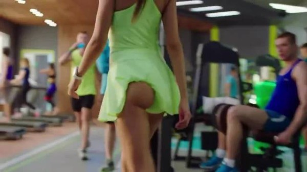 美女衣服没有穿好,遭到众人讥笑,美女竟然这样打算报复他们