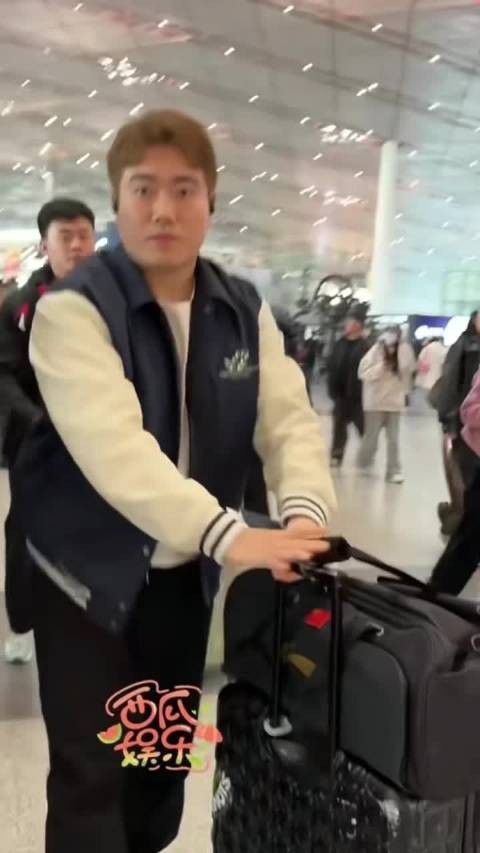 梁靖崑换新发色出发澳门