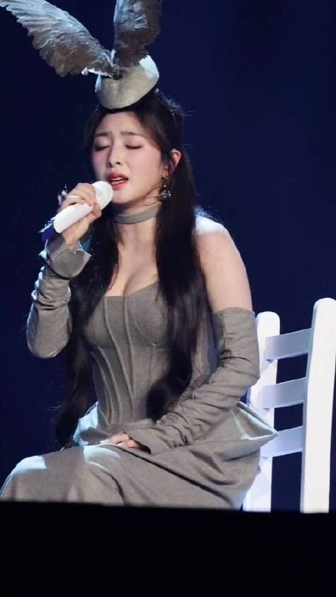 成都两大女星，一个张含韵，一个张靓颖，身材都破圈了！羡慕五竹叔！