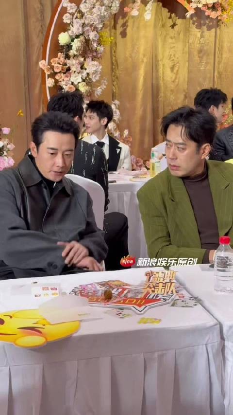 罗晋、刘钧在微博视界大会上热聊,两位的表情都好认真