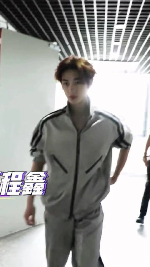 一个完整版没有被放出来的丁程鑫街舞队长大秀练习室私服版,最简单、最性感