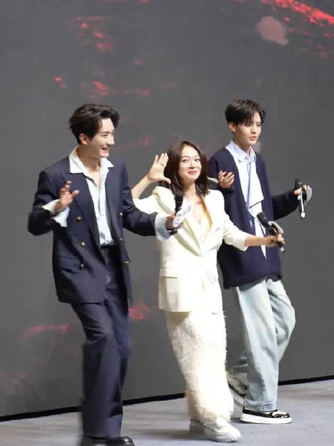 修罗场秒变大型蹦迪现场,主打一个恋爱不如跳舞