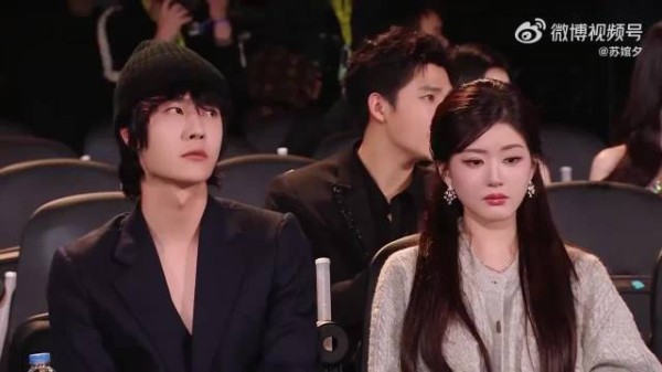 本来文咏珊深V够劲爆!谁料起身那一瞬,事业线怼拍惊爆我眼球