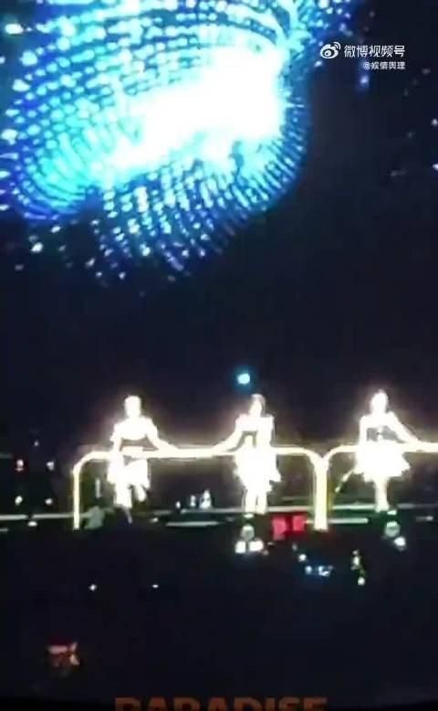 Jennie双麻花辫造型亮相舞台重现出道初期魅力