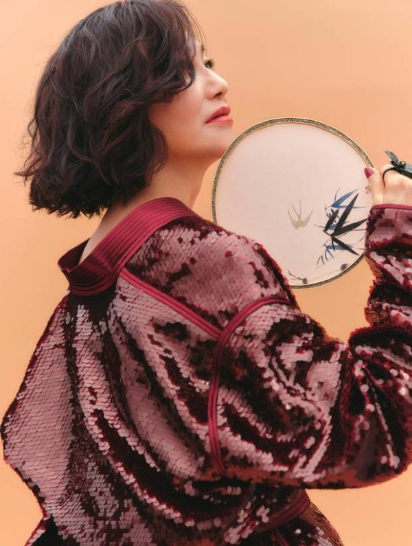 惠英红手持团扇，侧颜优越。