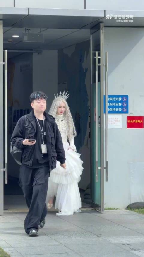 戚薇银发白裙亮相大侦探演唱会，造型惊艳似白皇后