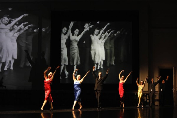 回响皮娜·鲍什的1978,9位白发舞者登台《交际场》