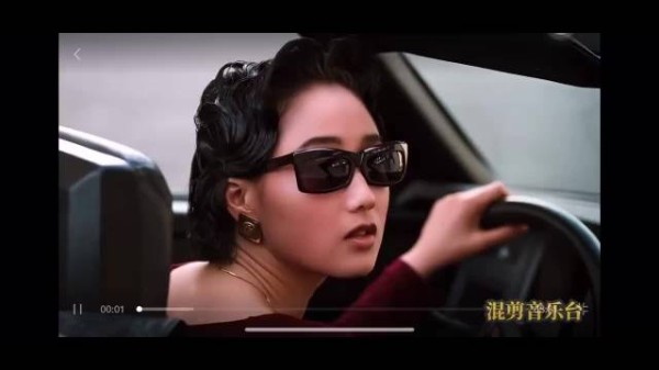 片子中可以感觉到利智的不快乐,李连杰就是这片子爱上她的