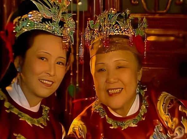 《红楼梦》:别嫌贾母 “剩菜” 寒酸!能吃上的都是红人,还藏着大讲究