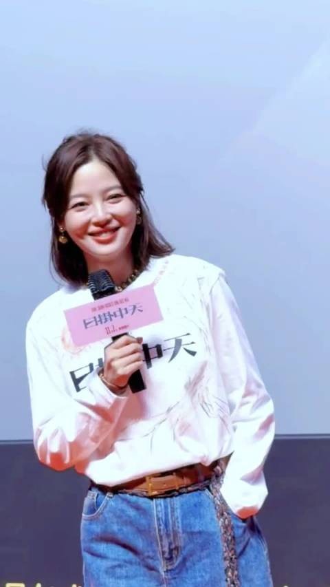 辛芷蕾今日份线下活动好美，果然红气养人呐，状态越来越好了