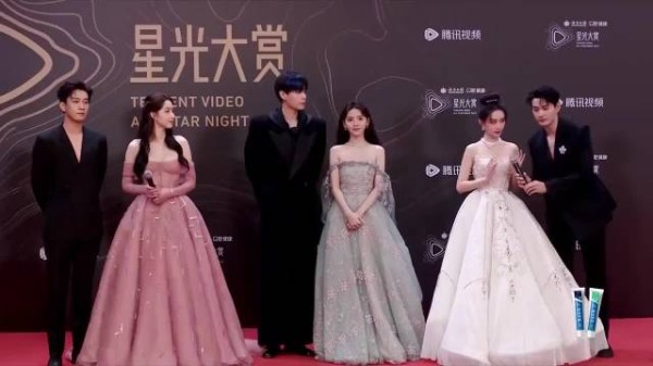 章若楠穿抹胸略显不适,不停往上提,生怕走光