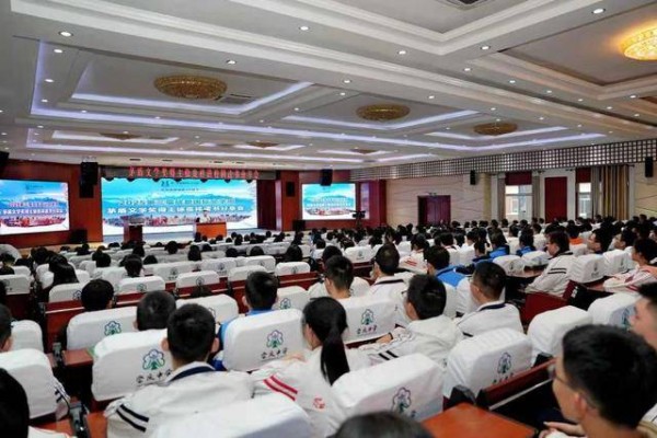 茅盾文学奖得主徐贵祥走进校园 以文学对话点亮青春