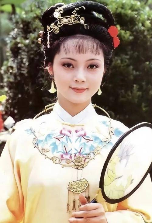 贾母说薛宝钗的屋子像雪洞,这暗示了什么?