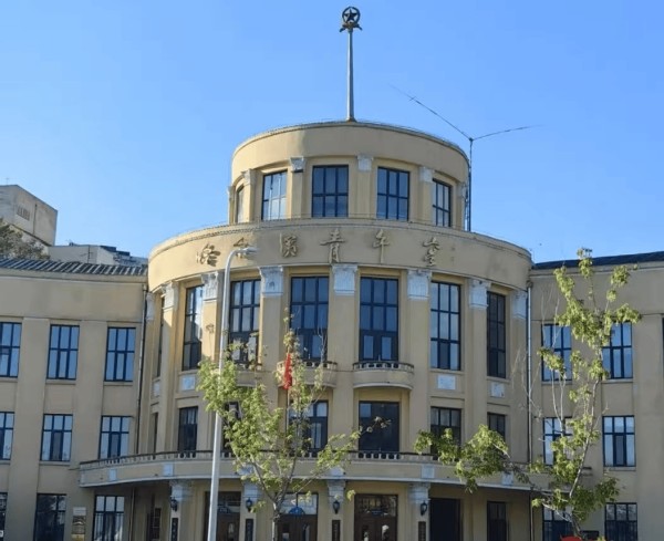 【跟着“红色影视剧去打卡”】从《中俄列车大劫案》的“俄式内景”到《青年宫的故事》的青春舞台