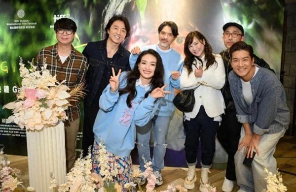 舒淇冯德伦恩爱合体，结婚九年男方胡子花白，夫妻生活甜蜜依旧