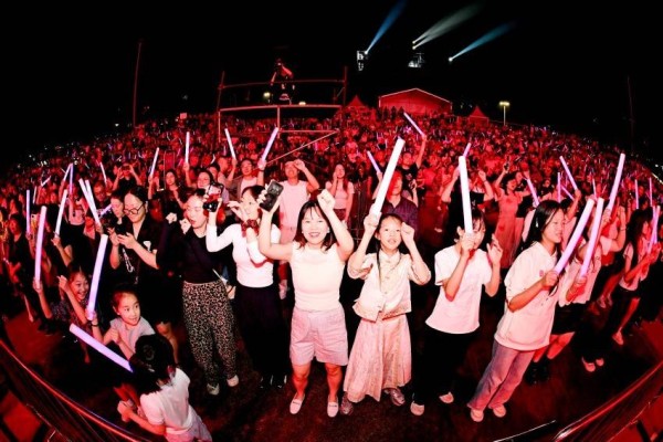 “小舞台”转动“大市场” “金曲传奇”出川记