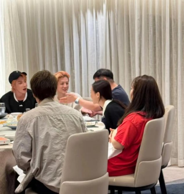 鹿晗心情很好,晒出情侣同款手表,神秘手腕主人竟然不是关晓彤?