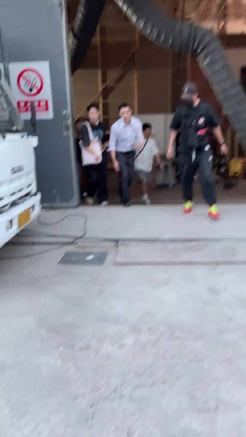 陈伟霆走路姿势引热议,上下身不协调被调侃