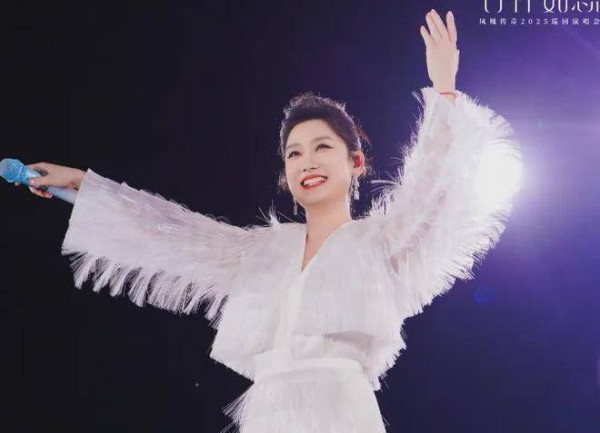 玲花时隔4个月单人复出,曾毅近照憔悴暴瘦,凤凰传奇合体艰难