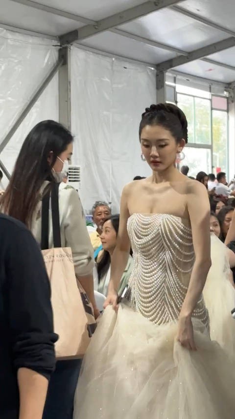 苗苗这个盘发搭配珍珠礼服很有气质!