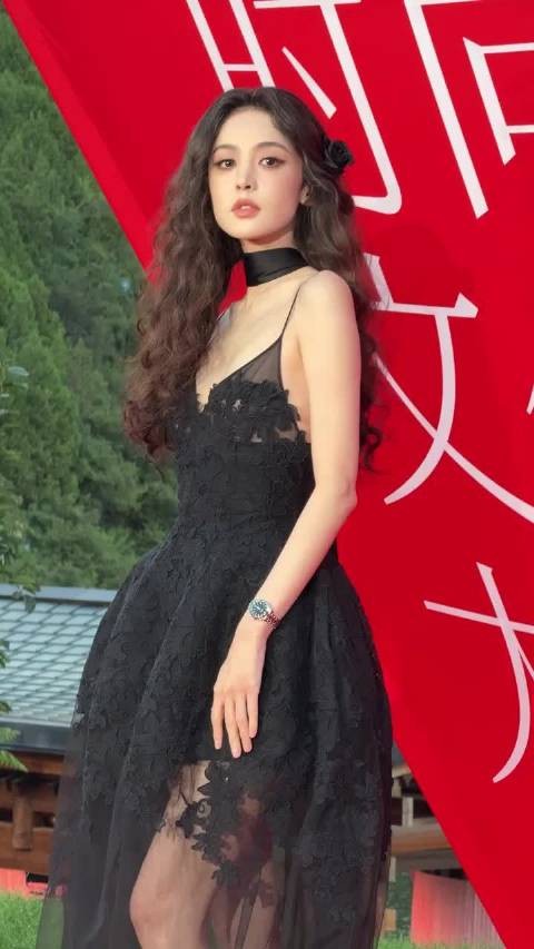 古力娜扎红毯生图汇总 娜扎吊带蕾丝黑裙造型