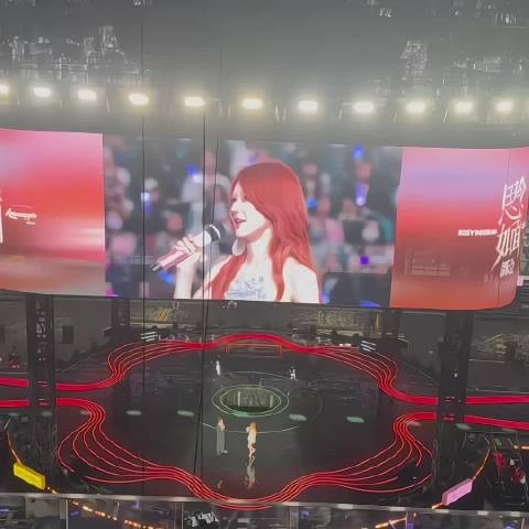 赵露思宣布加入新公司，镜头还给到了经纪人，这个经纪人据说对露丝还挺不错的