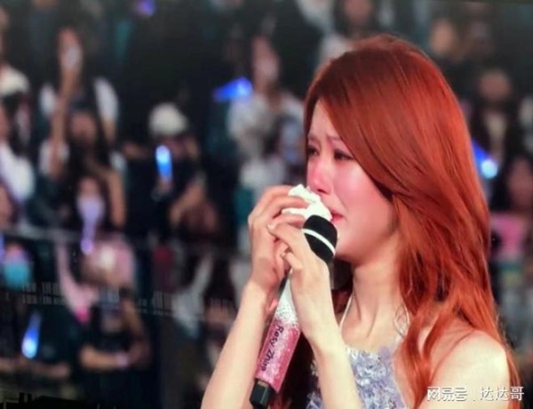 赵露思27岁生日会痛哭！《许我耀眼》大翻身 官宣：新工作室成立