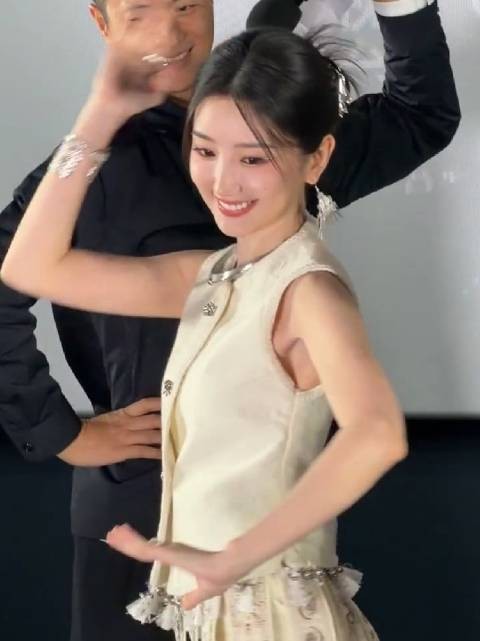 37岁的毛晓彤,看着完全就是一个少女,现在的女明星真的比普通人年轻太多了