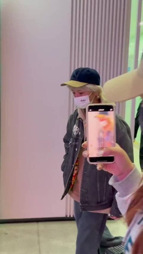 这个素颜懵懵的鹿晗去上海给陈赫过生日啦 陈赫这小子真的好福气