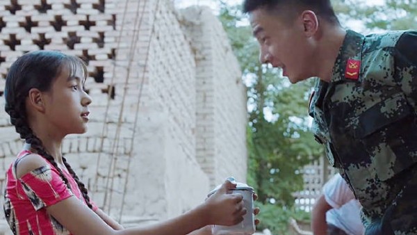 武警战士为了救女孩奋不顾身,最后女孩竟选择这样报恩!