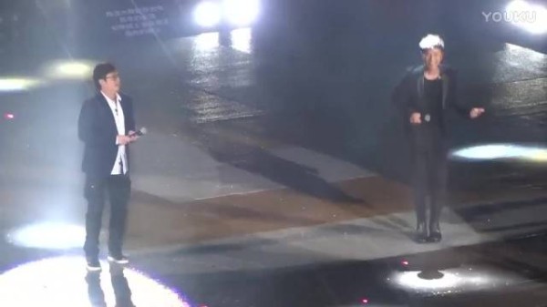 这是砸场吗?左麟右李演唱会唱到一半,刘德华跑上台结果燃爆全场