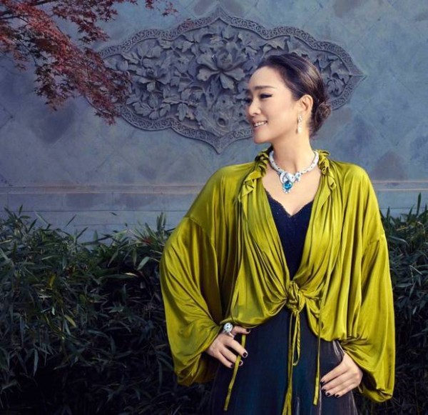 巩俐绿绸衬衫搭黑色鱼尾裙 举手投足尽显优雅高级