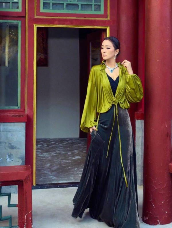 巩俐浅浅一笑。