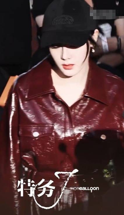 热巴红皮衣搭黑背包气场全开 歪头眼神锐利