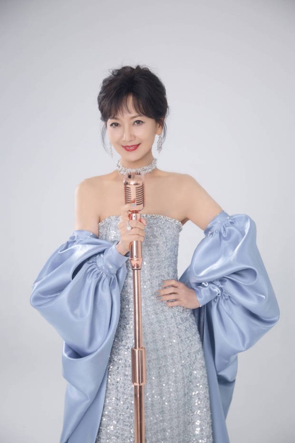 赵雅芝穿珍珠亮片抹胸裙优雅迷人!