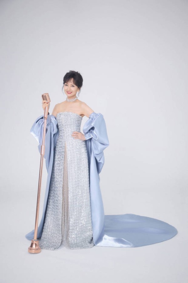 赵雅芝身材纤瘦有型,魅力十足。