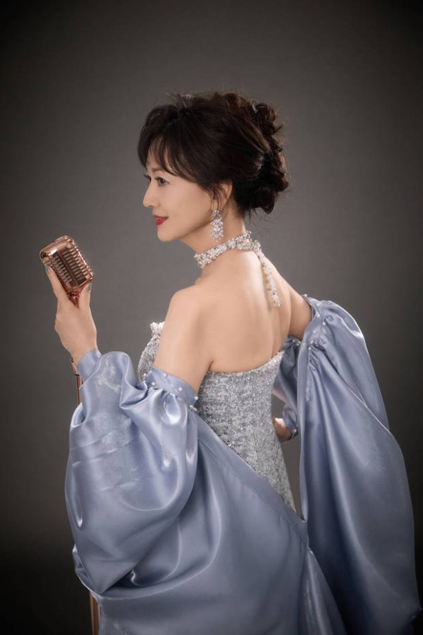 赵雅芝侧颜精致,保养有方。