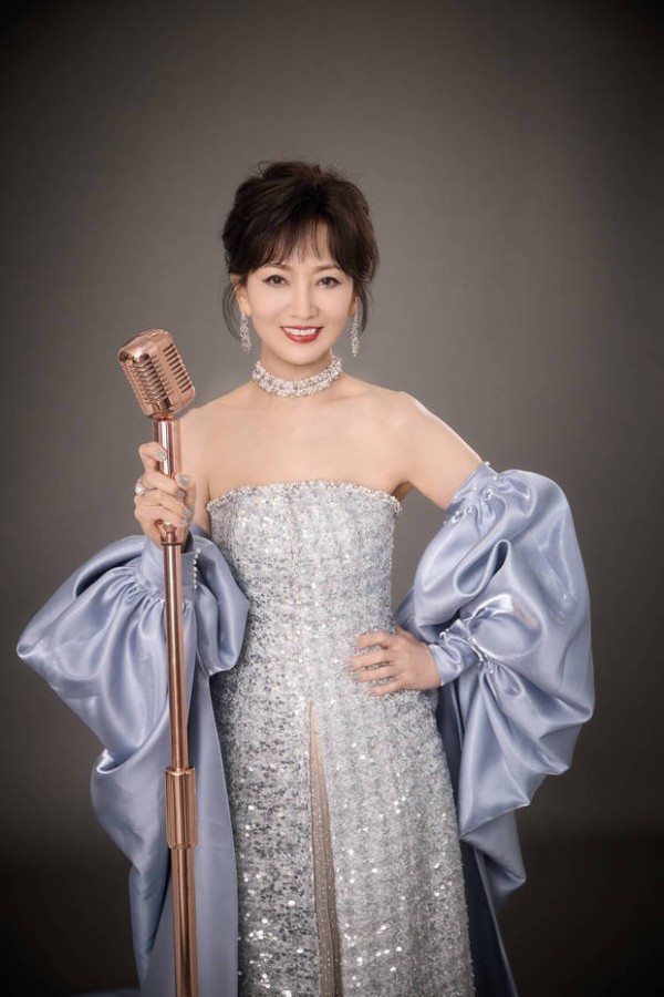 赵雅芝笑靥如花,美貌养眼。