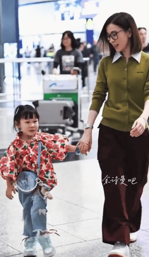 机场偶遇佘诗曼！主动帮粉丝照看孩子 单手牵娃温柔亲切