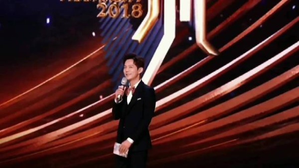 何炅多次救场展现专业主持能力