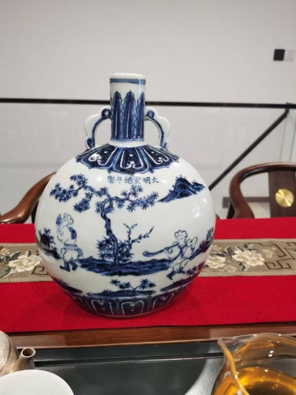 大明宣德年制青花人物纹双耳扁瓶