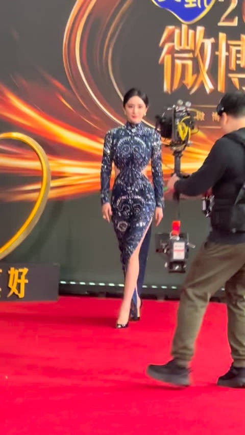 杨幂微博之夜红毯造型，星河露背开叉裙 这个腰臀比