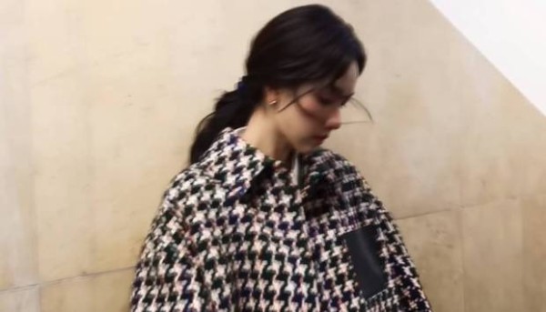 陈都灵发丝微乱,氛围感十足。