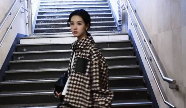 陈都灵回眸惊艳。