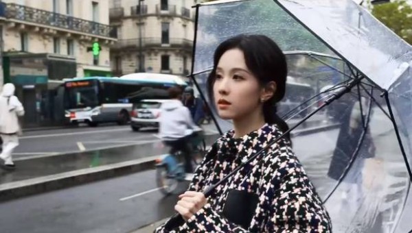 陈都灵雨中撑伞,气质温婉。