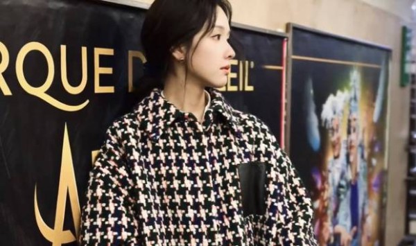 陈都灵眼神灵动。